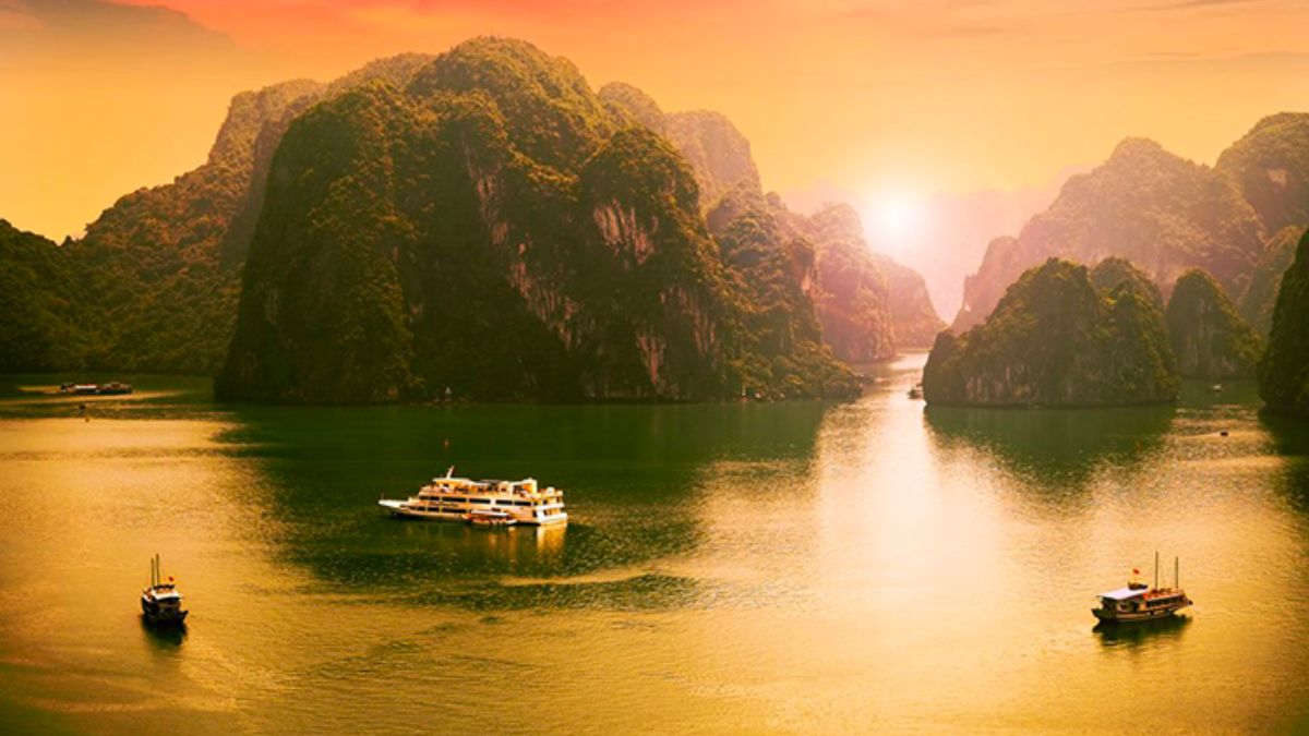 Admire A Beautiful Sunrise In Halong Bay