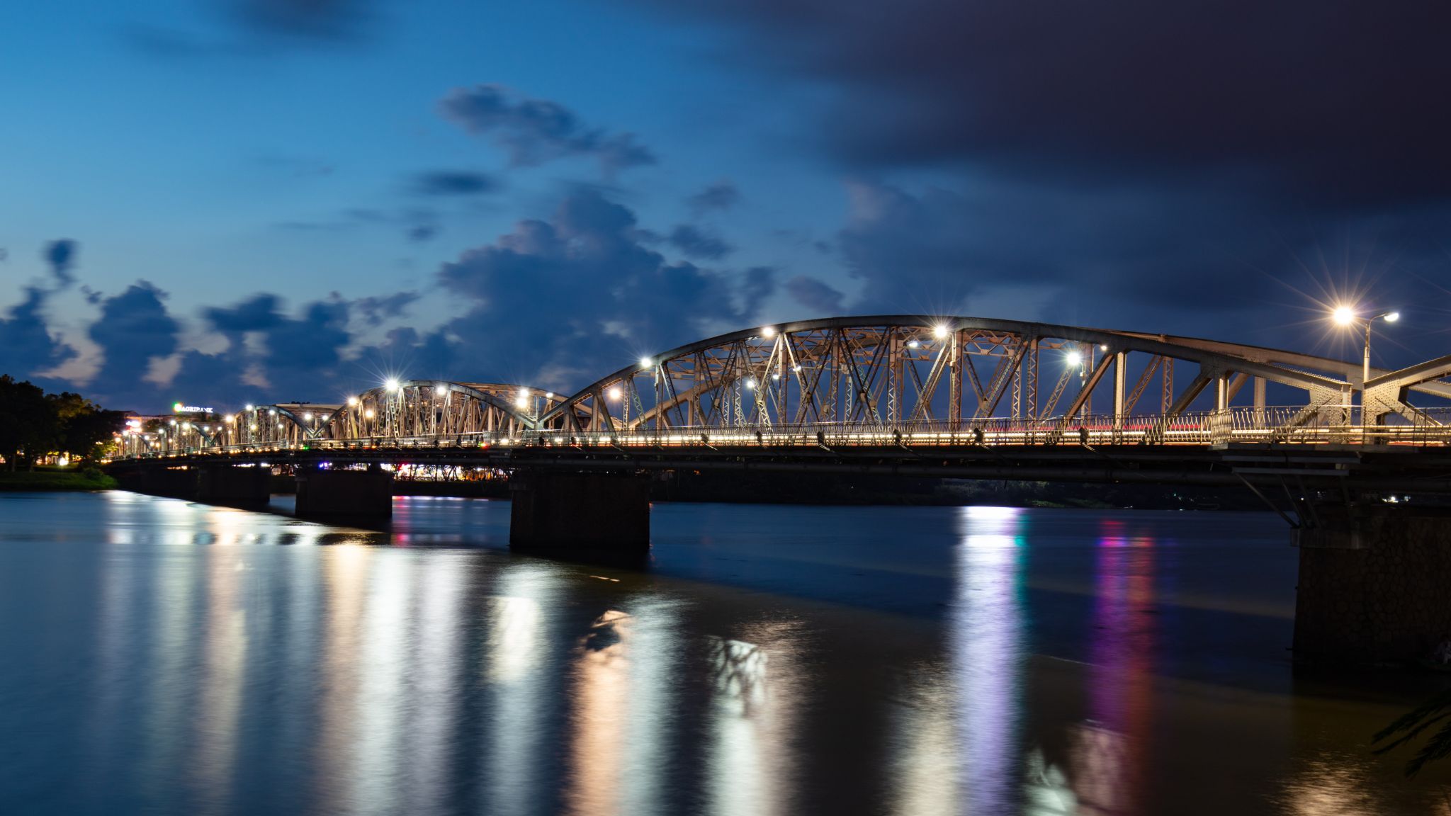 Day 5 Truong Tien Bridge At Dusk
