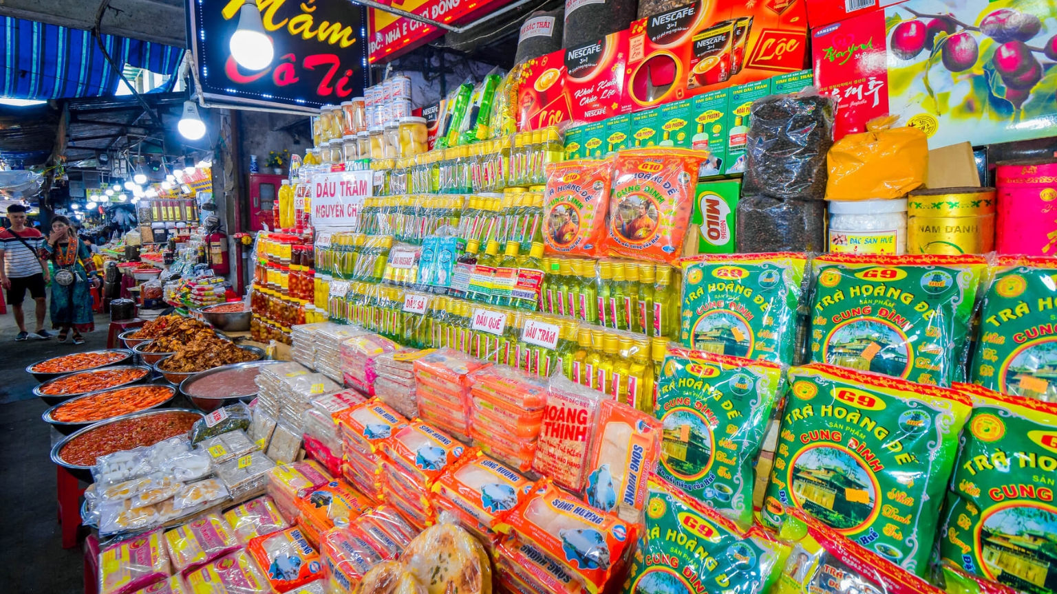 Visiting Dong Ba Market in Hue